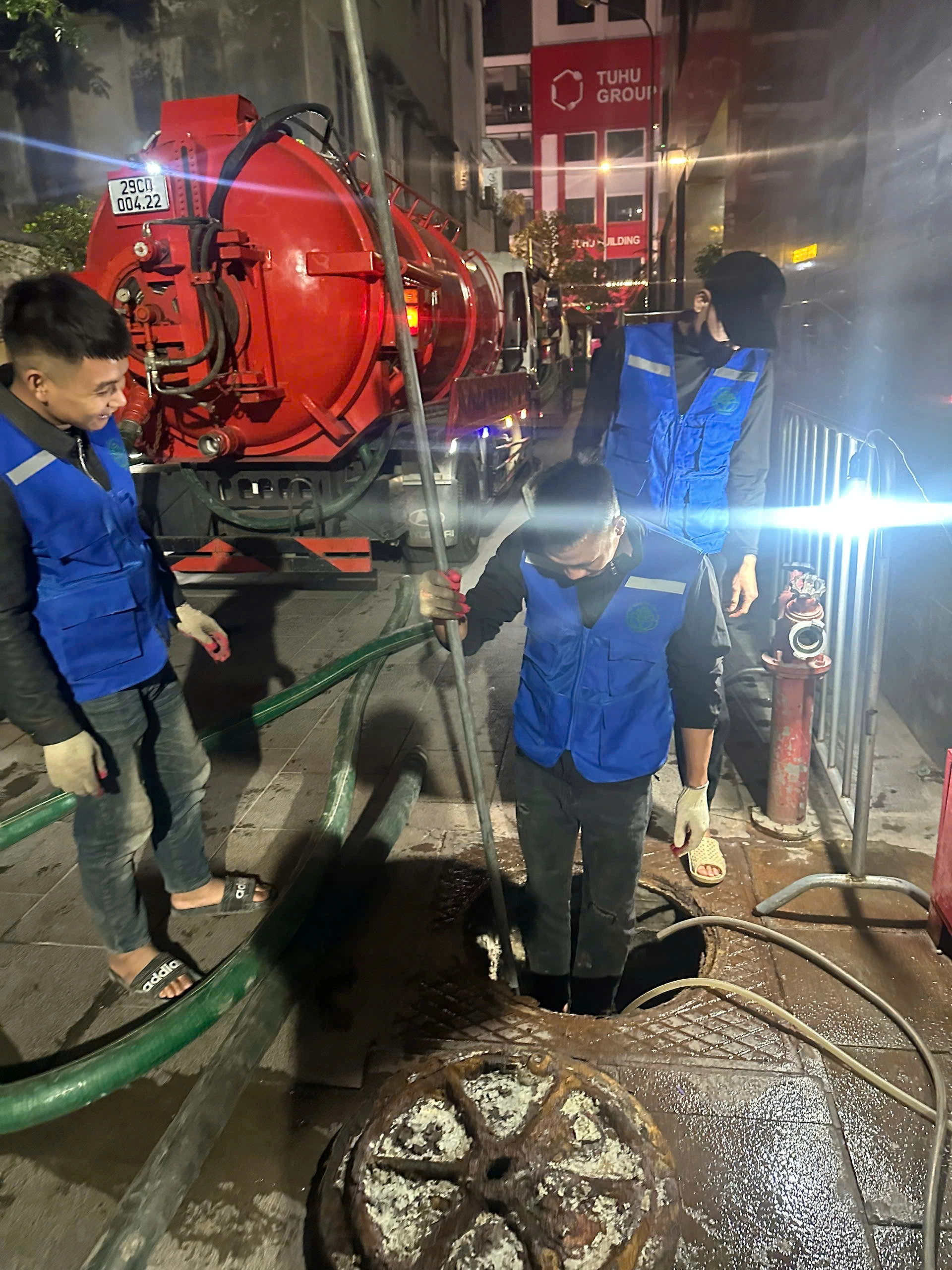Đội ngũ thực hiện nạo vét cống Thái Bình tại TP Thái Bình vào ngày 24/05/2025 lúc 010:31 PM
