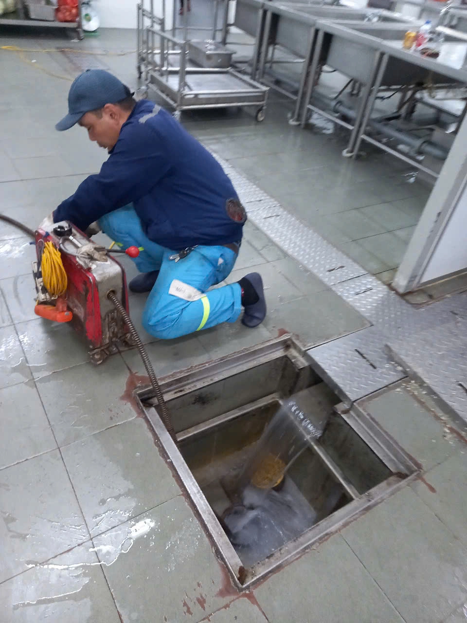 Máy móc hiện đại sử dụng trong Thau Rửa Bể Nước Tại Hà Nội ngày 12/06/2025
