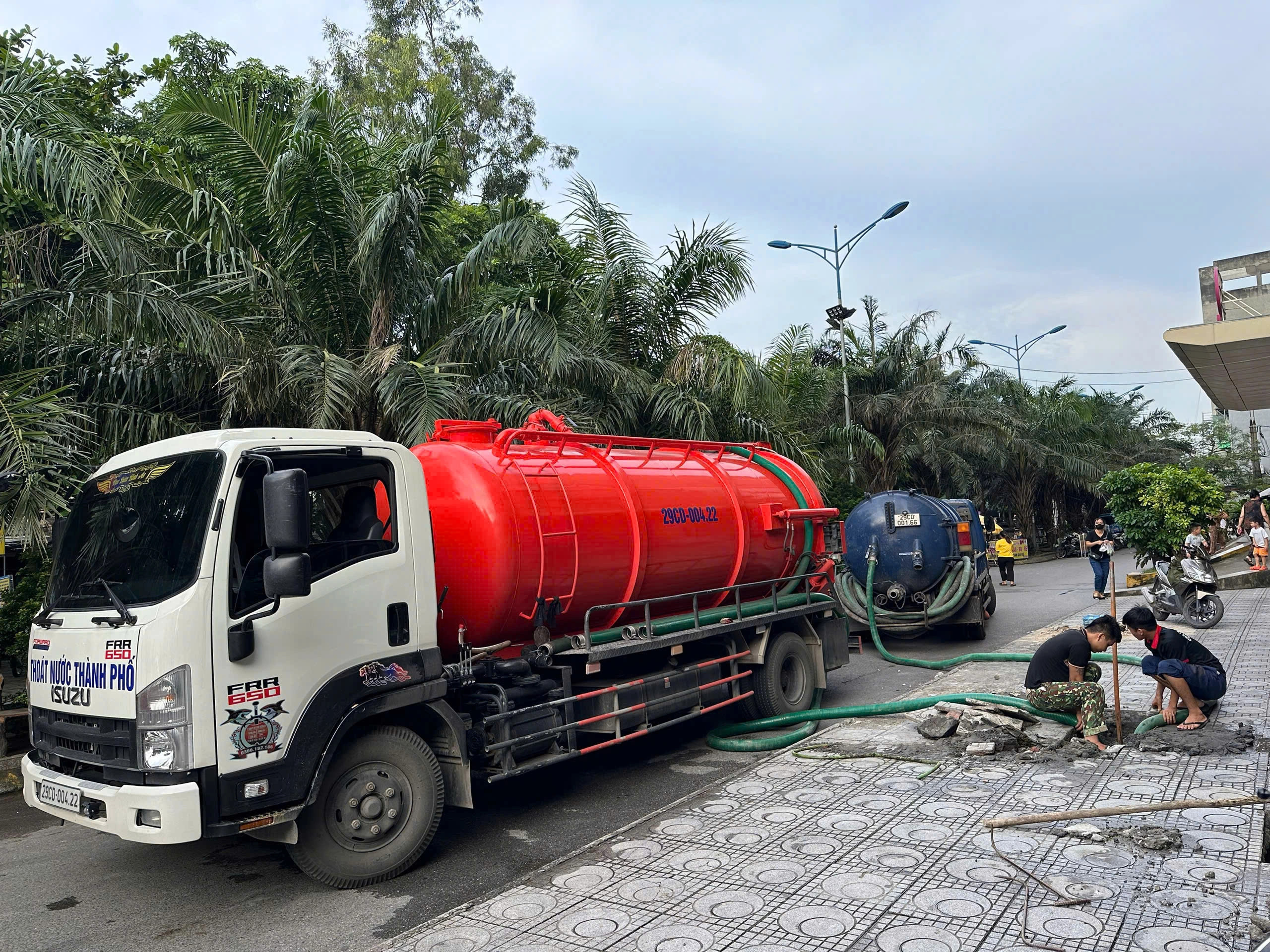 Xe hút bùn thực hiện hút bùn Thái Bình tại Đông Hưng, đảm bảo không gian sạch sẽ